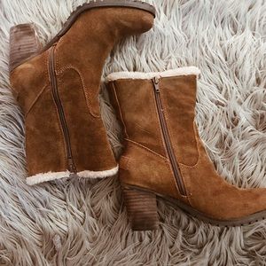 Medium brown boots with fur :)